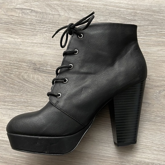 Black ankle boots. Candie’s size 7 1/2. - Picture 2 of 9